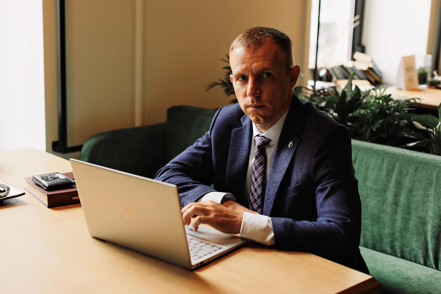 Адвокат Александр Яшин за работой