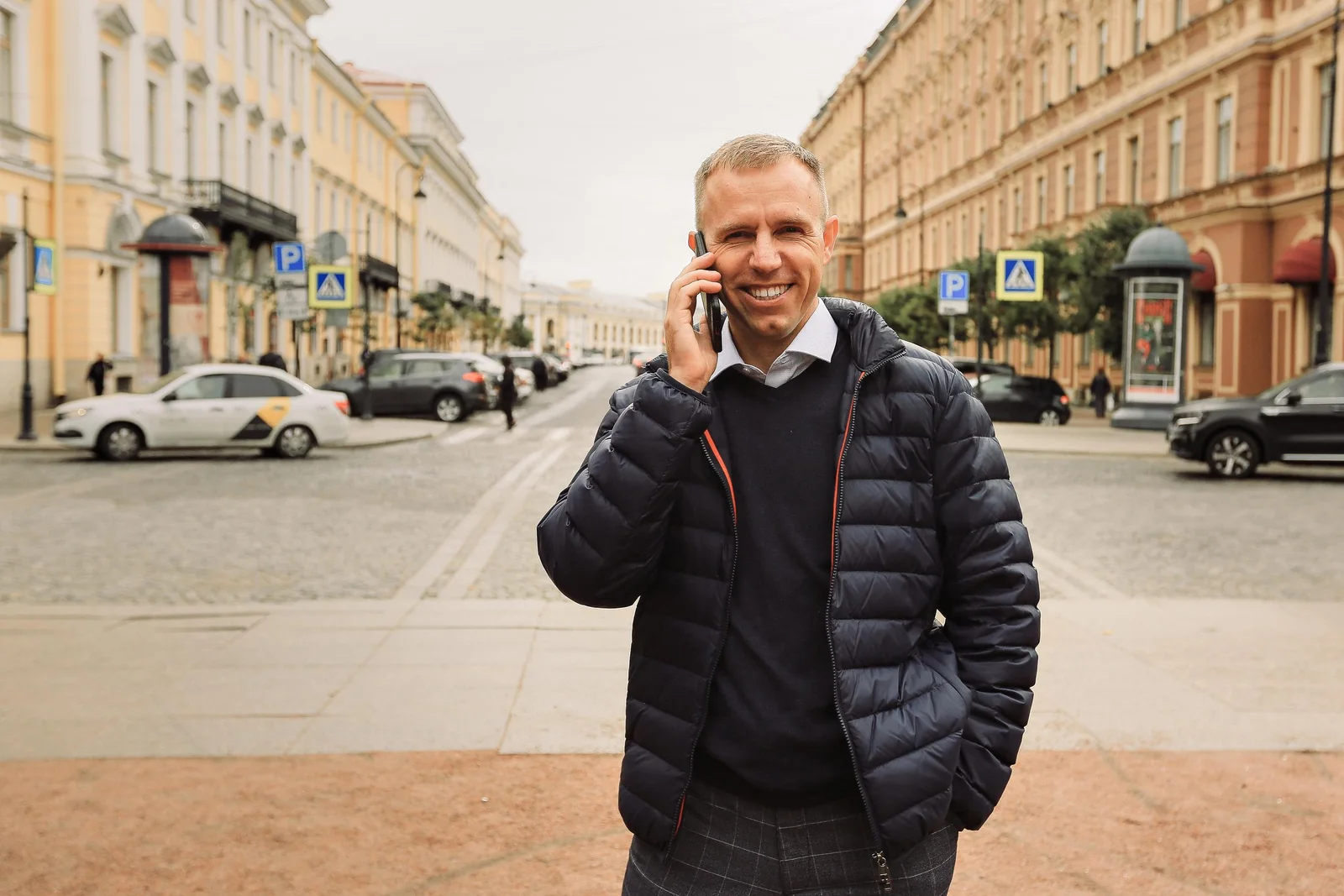 Адвокат Александр Яшин на связи с доверителем